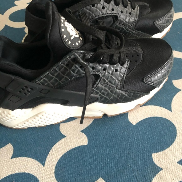 Wmns Air Huarache Run Premium 'Black Snakeskin' - Picture 3 of 4